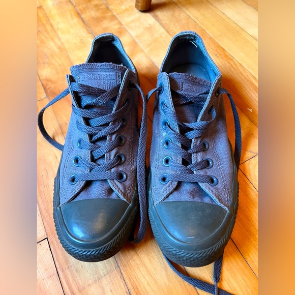 Low top converse shoes - Picture 1 of 6